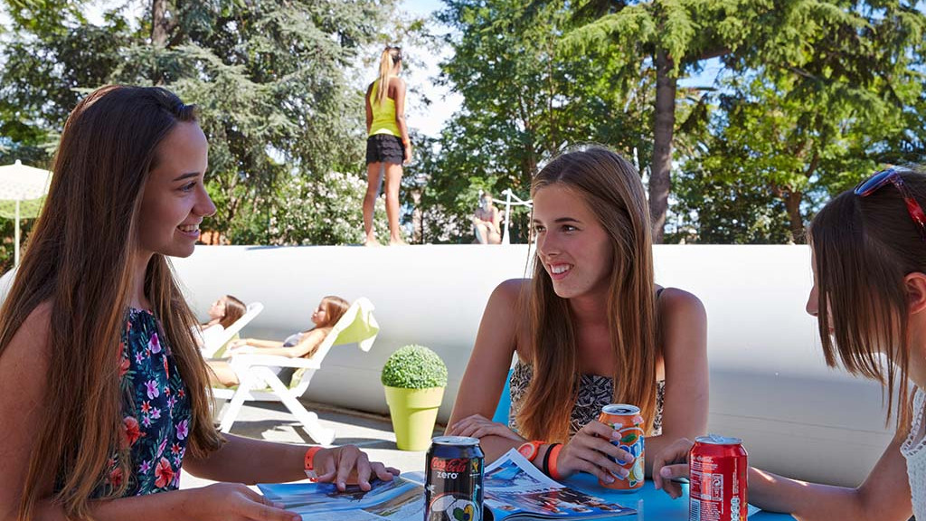 Carnot_students_at_swimming_pool